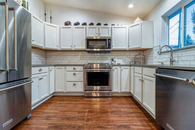 Davis House · Davis...Spacious Patio, Hot Tub - A Quiet Getaway