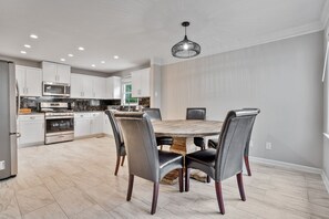 Dining - ✩Family Getaway ✩POOL ✩  Hot tub ✩ Pet Friendly ✩Sleeps 10 (Conyers)