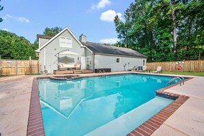 Outdoor pool - ✩Family Getaway ✩POOL ✩  Hot tub ✩ Pet Friendly ✩Sleeps 10 (Conyers)