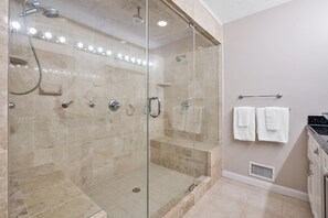 Bañera con ducha, bañera de hidromasaje, secador de pelo, toallas