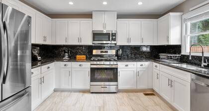 ✩Family Getaway ✩POOL ✩ Hot tub ✩ Pet Friendly ✩Sleeps 10