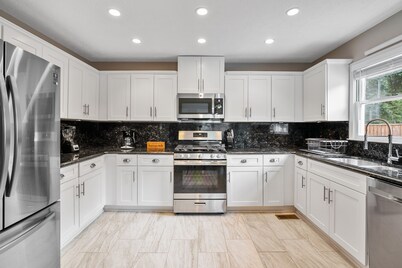 ✩Family Getaway ✩POOL ✩  Hot tub ✩ Pet Friendly ✩Sleeps 10