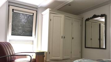 2 bedrooms, iron/ironing board, WiFi