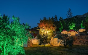 Fassade der Unterkunft – Abend/Nacht