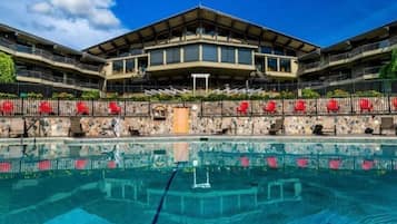 Piscine couverte, piscine extérieure