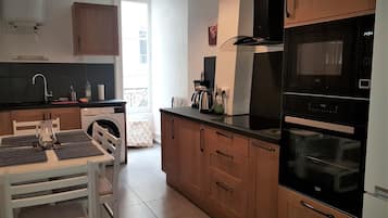 Een koelkast, een microgolfoven, een oven, een kookplaat