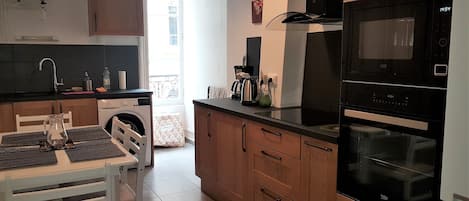 Réfrigérateur, four à micro-ondes, un four, surface de cuisson