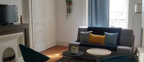 Télévision, cheminée, chaîne hi-fi, espaces bureaux