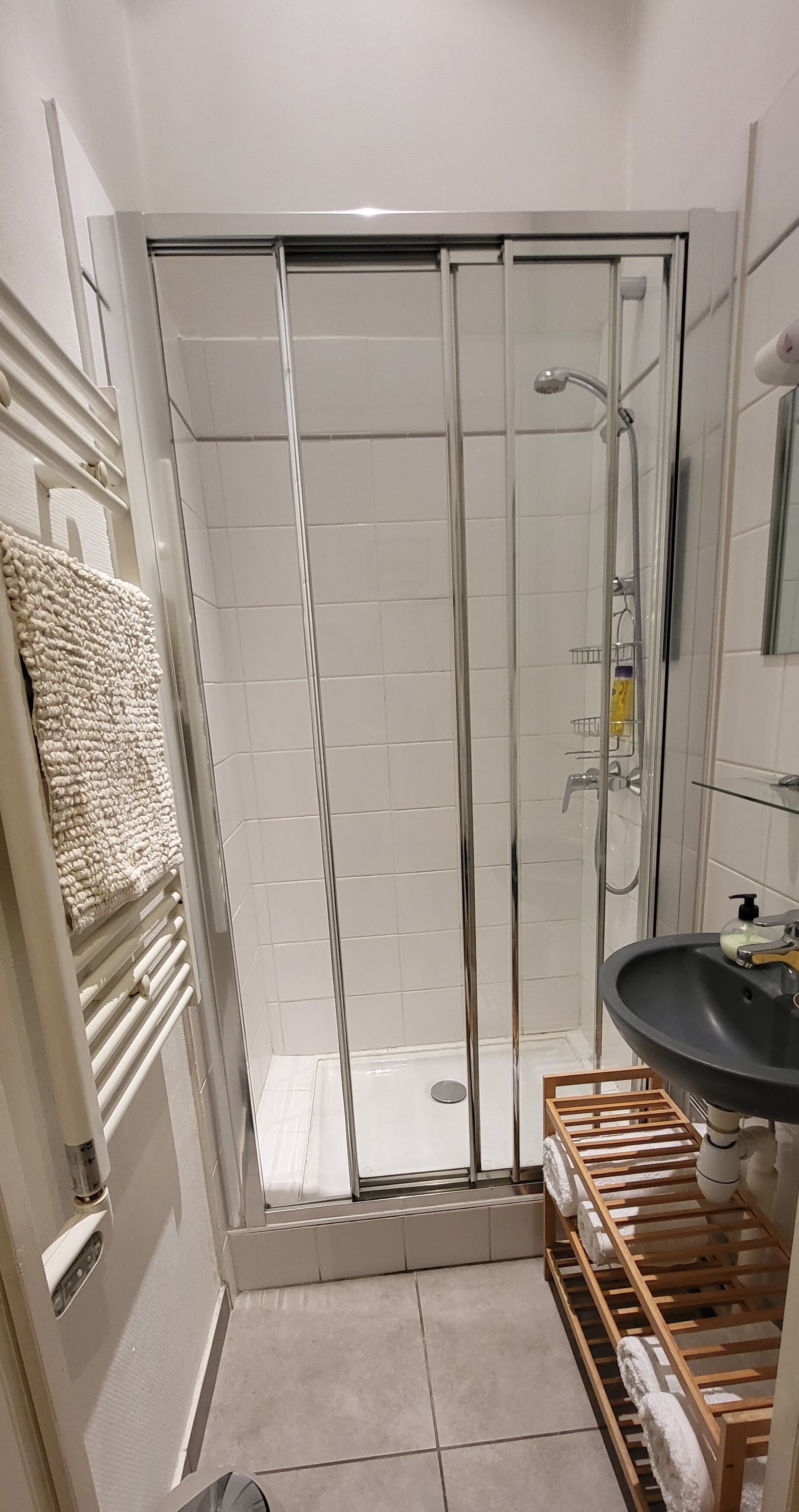 Een douche, een haardroger, handdoeken, zeep