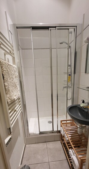 Shower, hair dryer, towels, soap - Saint Vincent convent (Lyon)