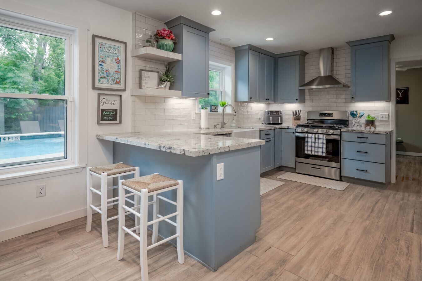 Kjøleskap, mikrobølgeovn, ovn og kokeplater