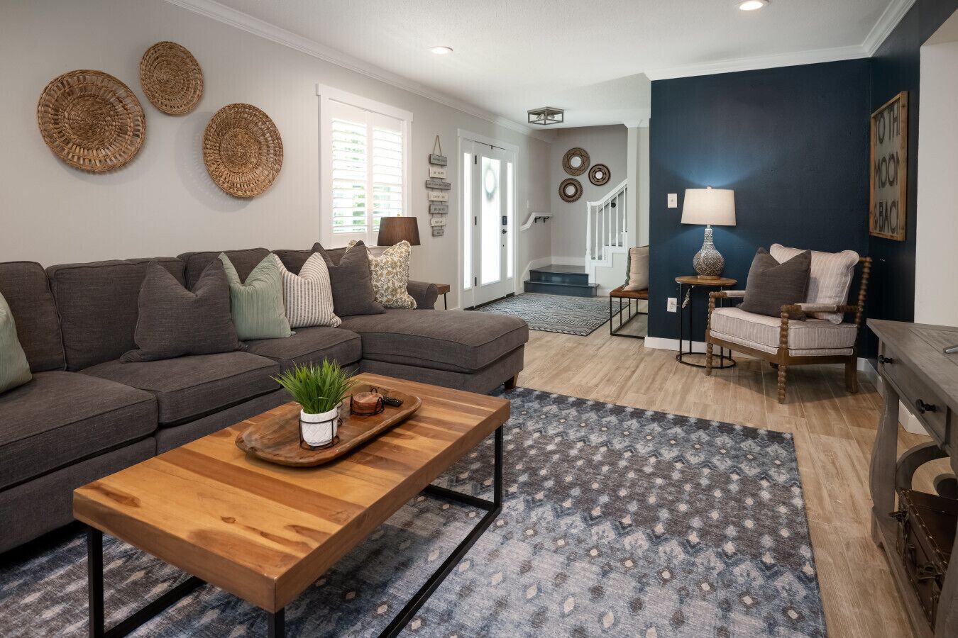 Smart-TV, peis, bøker og kontorer