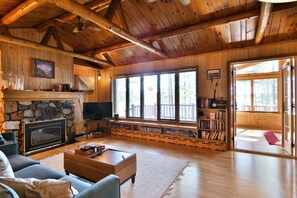 Smart TV, fireplace, DVD player, table tennis