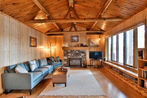 Smart TV, fireplace, DVD player, table tennis