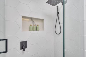 Shower, hair dryer, towels - 5 minutes to San Diego Zoo w/pool - The San Diego Poolside Paradise (San Diego)