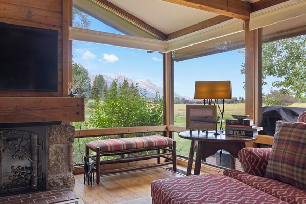 Smart TV, fireplace - Outpost: Golf Creek 35 - Teton Views! (Jackson)