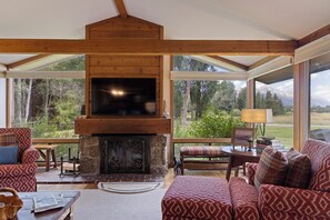 Una Smart TV, una chimenea