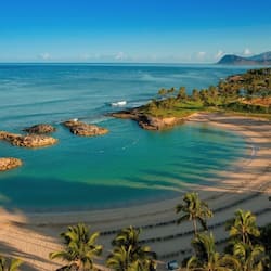 在海滩、沙滩椅、沙滩毛巾