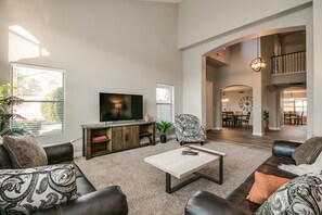 Smart TV, fireplace, table tennis - Sunshine and Good Times! Massive 5/bdrm with Pool, Hot Tub, and Game Room! (Gilbert)