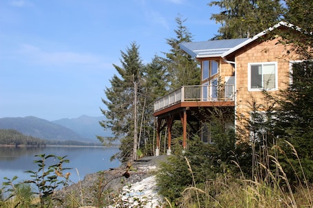Exterior. Wrangell Narrows Seaside Getaway with Hot Tub