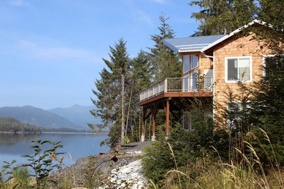 Wrangell Narrows Seaside Getaway with Hot Tub