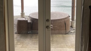 Una puerta con vistas a un lago y una estructura de madera.