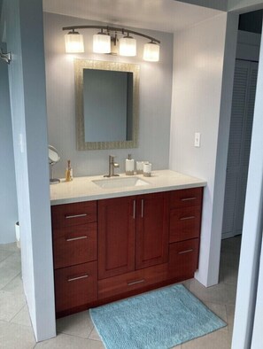 シャワー付き浴槽、ヘアドライヤー、タオル、石鹸