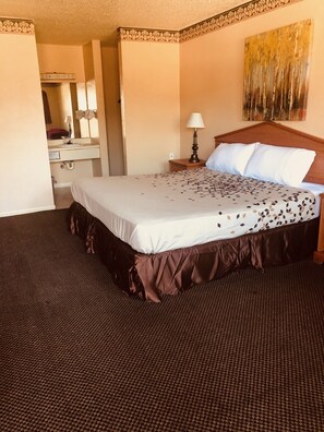 Basic Single Room | Laptop workspace, blackout drapes, iron/ironing board, free WiFi - Hallmark Inn and Suites (Killeen)