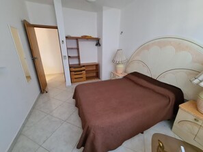 2 makuuhuonetta, tallelokero huoneessa, silitysrauta/-lauta