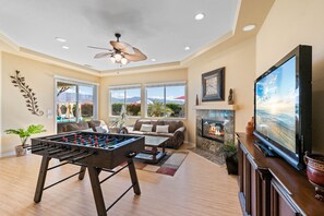 Smart TV, chimenea, videojuegos y futbolito 