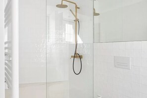 Ducha, secador de pelo y toallas