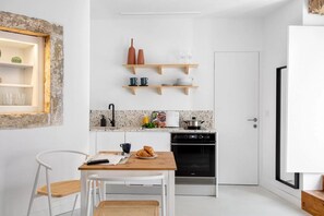 Frigorífico, horno, placa de cocina y cafetera o tetera