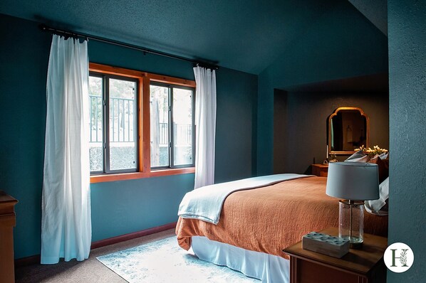 3 bedrooms, desk, iron/ironing board, travel cot