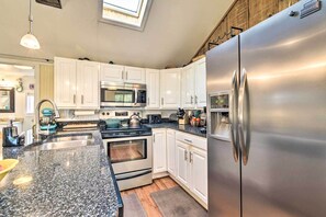 Fridge, microwave, stovetop, dishwasher - Lakeside Kent Home w/ Pier + Boat Ramp Access (Kent)