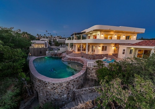 DREAM VILLA WITH CABO ARCH AND OCEAN VIEWS; PICKLEBALL MINI-GOLF POOL JACUZZI