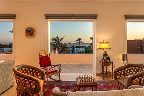 تلفزيون ذكي، مدفأة، مشغل دي في دي، تنس طاولة