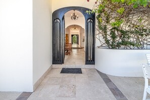 تفاصيل الفندق من الخارج