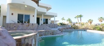 DREAM VILLA WITH CABO ARCH AND OCEAN VIEWS; PICKLEBALL MINI-GOLF POOL JACUZZI