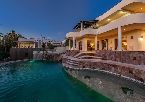 DREAM VILLA WITH CABO ARCH AND OCEAN VIEWS; PICKLEBALL MINI-GOLF POOL JACUZZI