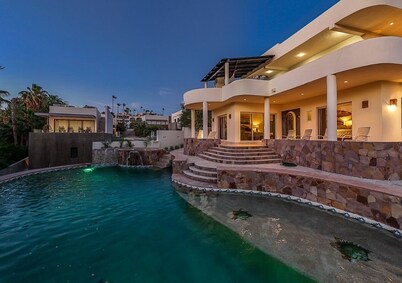DREAM VILLA WITH CABO ARCH AND OCEAN VIEWS; PICKLEBALL MINI-GOLF POOL JACUZZI