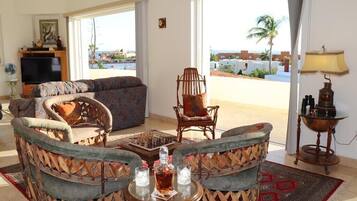 Una Smart TV, una chimenea, un reproductor de DVD