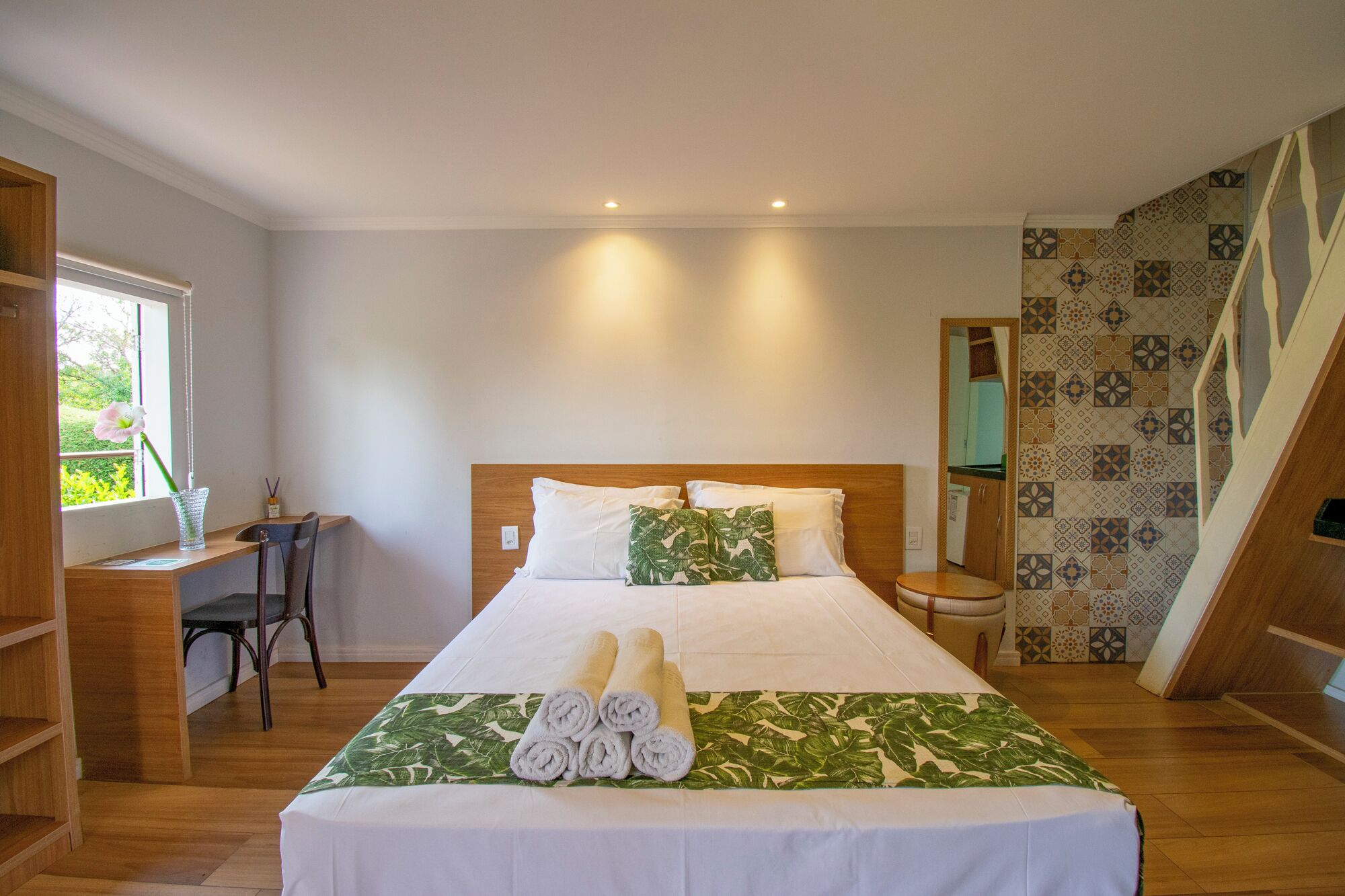 Cabaña de lujo | Minibar, caja de seguridad en la habitación y cortinas blackout 