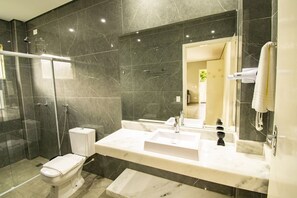 华丽公寓 | 浴室 | 淋浴设施、环保洗浴用品、吹风机、毛巾