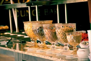 A bar area with multiple ornate glass bowls on a marble countertop. - Cabana's Acqua Hotel (Águas de Lindóia)