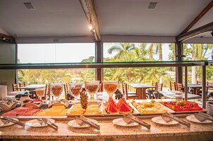 Café da manhã completo grátis todos os dias