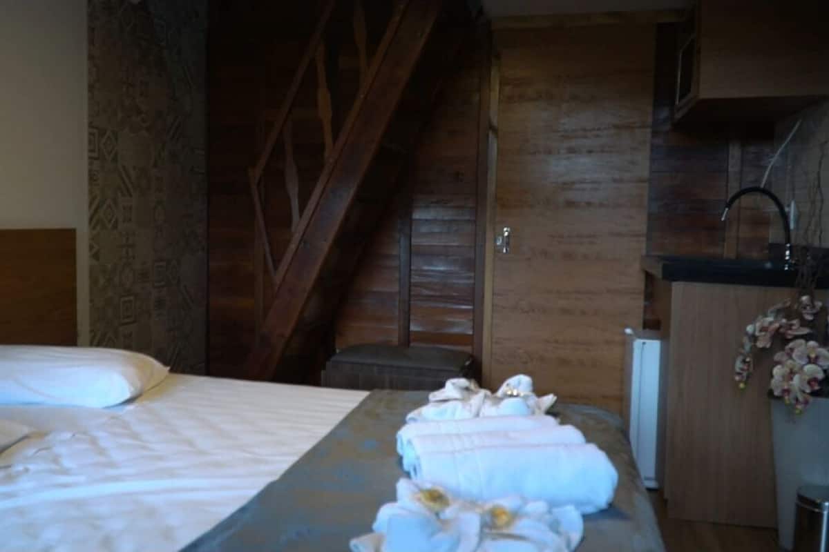 Cabana superior | 1 quarto, frigobar, cofres nos quartos, cortinas blackout