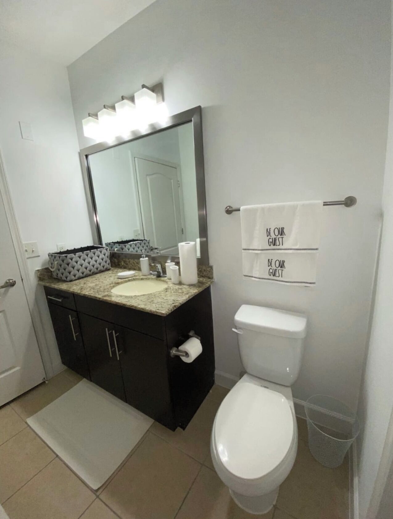 シャワー付き浴槽、タオル、トイレットペーパー