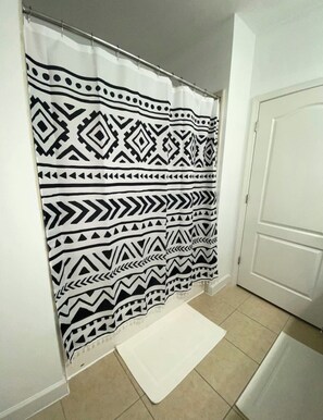 Combined shower/tub, towels, toilet paper