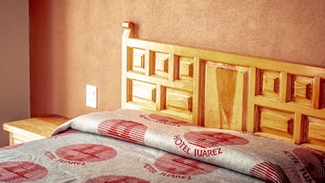Habitació estàndard | Caixa forta a l'habitació i roba de llit