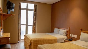 Habitació familiar | Caixa forta a l'habitació i roba de llit